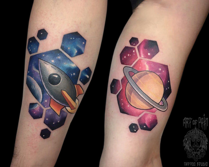Татуировка мужская нью скул на руке космос, ракета, планета – Мастер тату: 