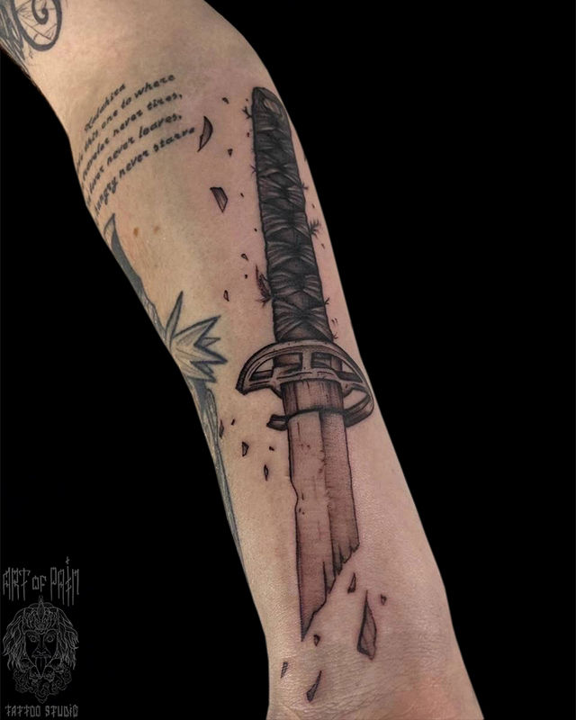 Татуировка мужская графика на предплечье меч – Мастер тату: Кирилл Плотников