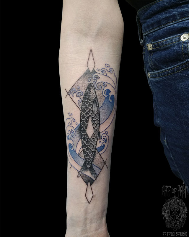 Татуировка женская графика на предплечье рыба и волны – Мастер тату: Николай Орф