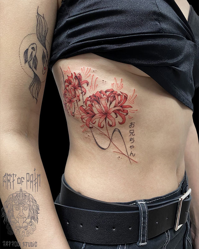 Татуировка женская графика на боку паучья лилия – Мастер тату: Мария Котова