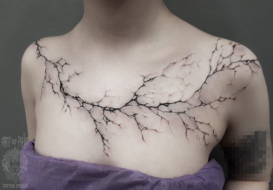 Татуировка женская реализм на груди трещина – Мастер тату: 