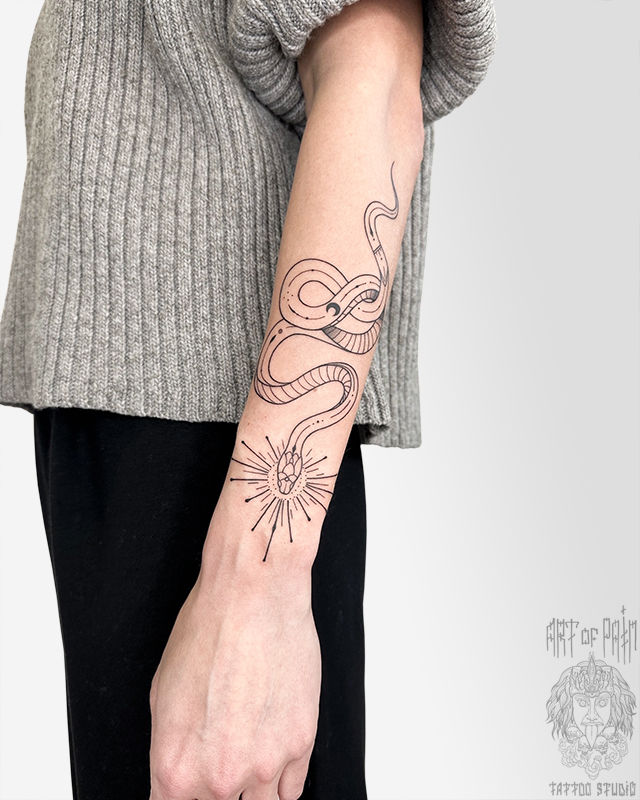 Татуировка женская графика на предплечье змейка – Мастер тату: Максим Север