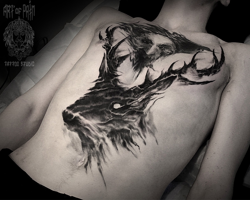 Татуировка мужская black&grey на груди олень – Мастер тату: 