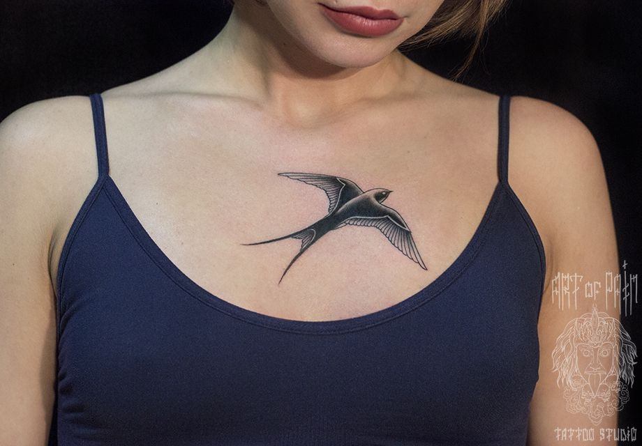 Татуировка женская олд скул на груди птицы – Мастер тату: 