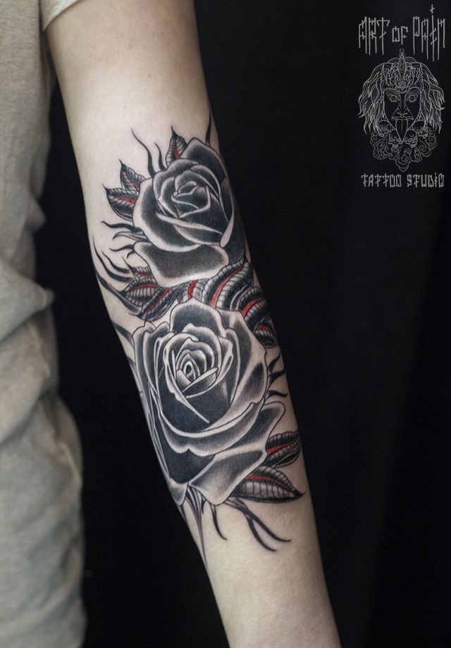 Татуировка женская на предплечье олд скул чёрные розы – Мастер тату: 