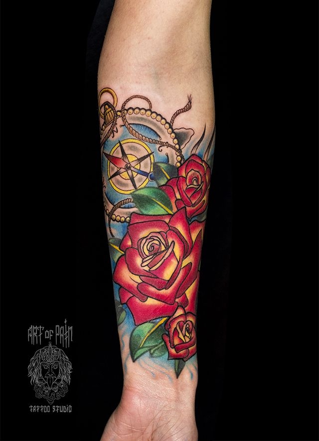 Татуировка женская на предплечье олд скул розы и компас – Мастер тату: 