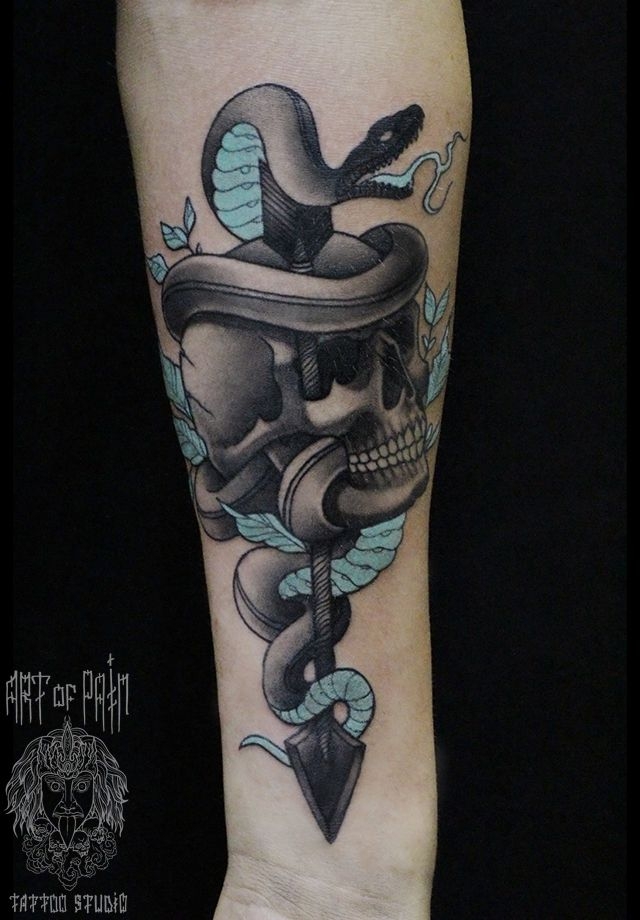 Татуировка мужская олд скул на предплечье «Череп, стрела и змея» – Мастер тату: 