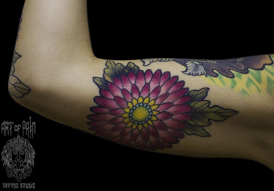 Татуировка женская олд скул на бицепсе цветы – Мастер тату: 