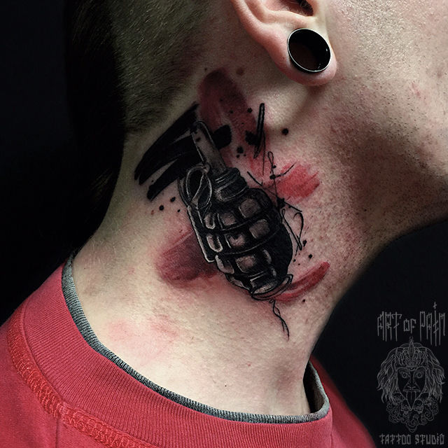 Татуировка мужская треш полька на шее граната – Мастер тату: Анастасия Юсупова