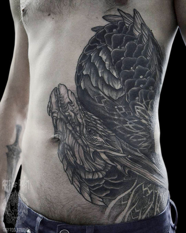Татуировка мужская графика на боку и животе дракон – Мастер тату: Надежда Полякова