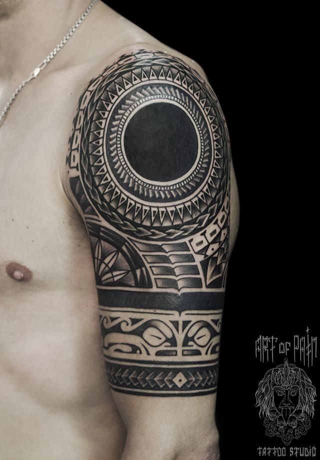 Татуировка мужская орнаментал на плече узор с чёрным Солнцем – Мастер тату: 
