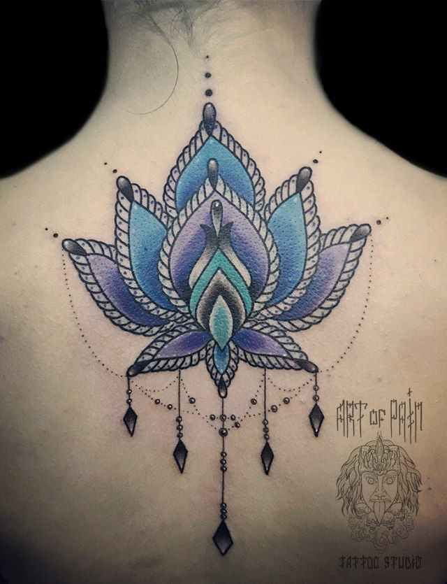 Татуировка женская орнаментал на спине голубой узор лотоса – Мастер тату: 