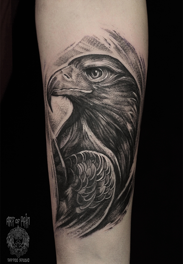 Татуировка женская black&grey на предплечье орел – Мастер тату: 