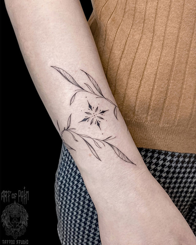 Татуировка женская графика на запястье растение и звезда – Мастер тату: Мария Котова
