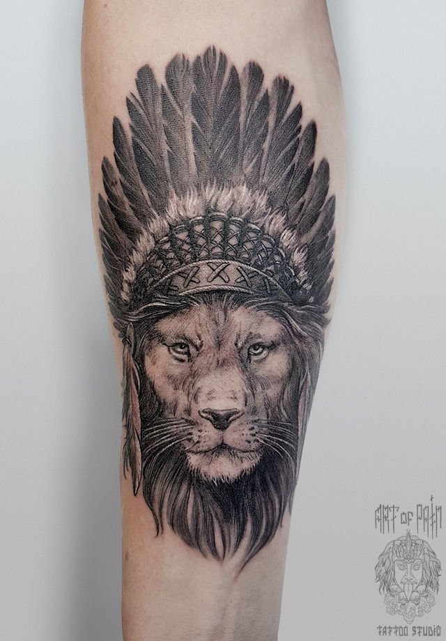Татуировка мужская графика на предплечье лев с индейским роучем – Мастер тату: 