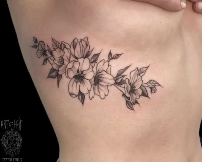 Татуировка женская графика на ребрах цветы под грудью – Мастер тату: 
