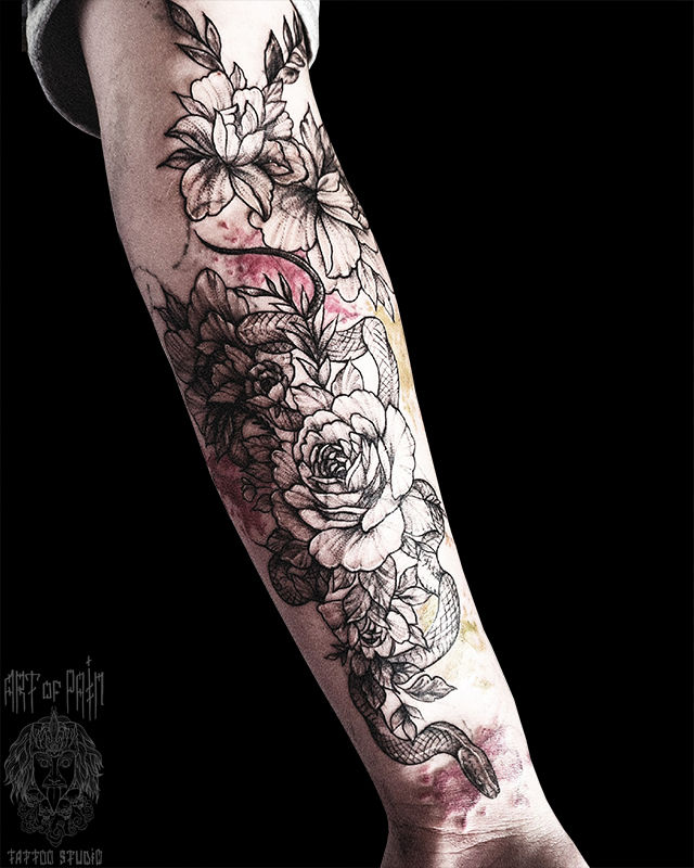 Татуировка женская графика и акварель на предплечье змея и цветы – Мастер тату: 