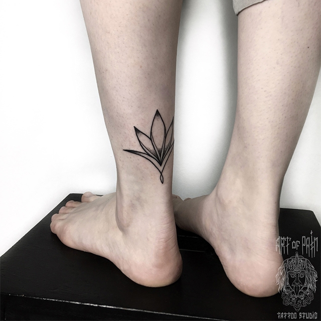 Татуировка женская графика на щиколотке узор – Мастер тату: Максим Север