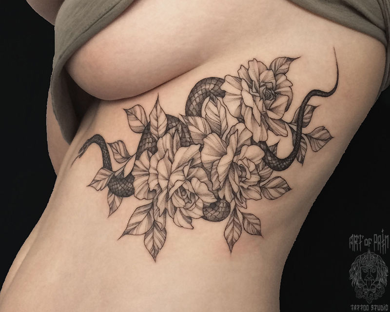 Татуировка женская графика на боку змея и цветы – Мастер тату: Мария Челнокова