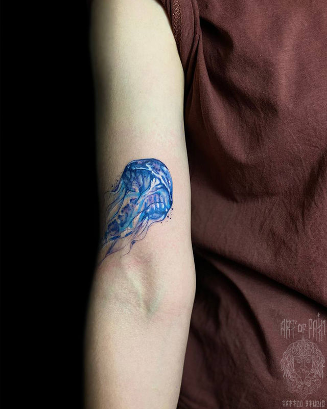 Татуировка женская акварель на руке медуза – Мастер тату: Кирилл Плотников