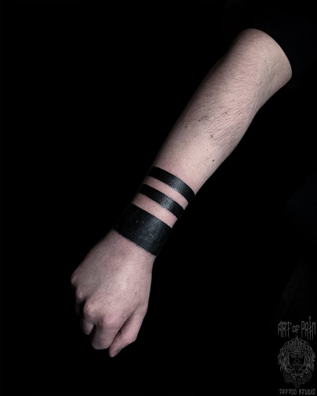 Татуировка мужская графика на запястье браслеты – Мастер тату: Кирилл Плотников