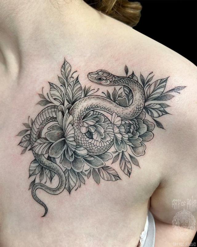 Татуировка женская графика на груди змея и цветы – Мастер тату: Мария Бородина (Челнокова)