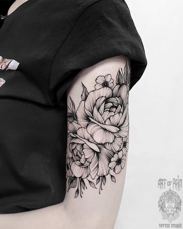 Татуировка женская графика на плече два крупных пиона – Мастер тату: Юлия Линту