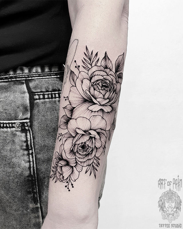 Татуировка женская графика и дотворк на предплечье бутоны цветов – Мастер тату: 