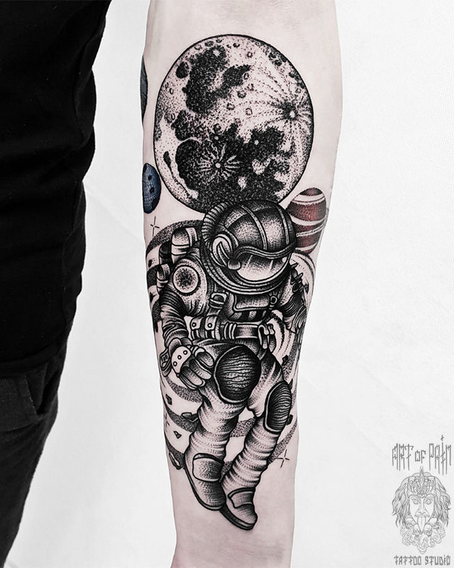 Татуировка мужская графика на предплечье космонавт в космосе – Мастер тату: 