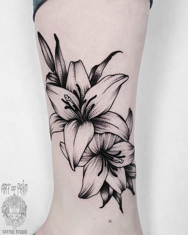 Татуировка женская графика на ноге лилии – Мастер тату: Юлия Линту