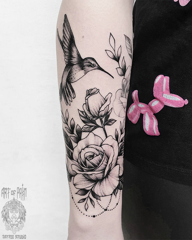 Татуировка женская графика на предплечье роза и колибри – Мастер тату: 
