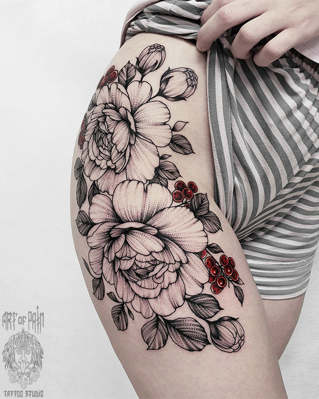 Татуировка женская графика на бедре цветы и ягодки – Мастер тату: 