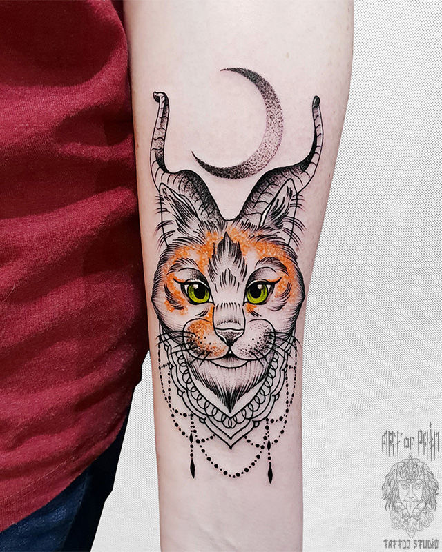 Татуировка женская графика на предплечье кот с рогами – Мастер тату: 