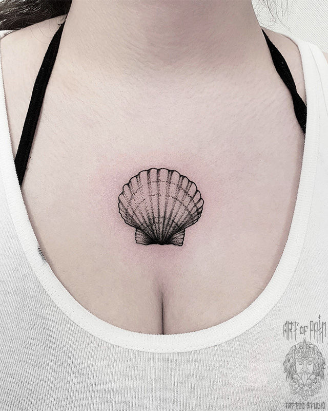 Татуировка женская графика на груди ракушка – Мастер тату: 