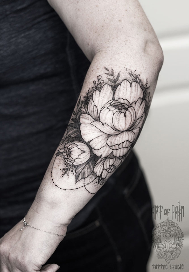 Татуировка женская графика на предплечье цветы пионов – Мастер тату: 