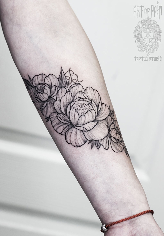 Татуировка женская графика на предплечье цветы и инициал – Мастер тату: 