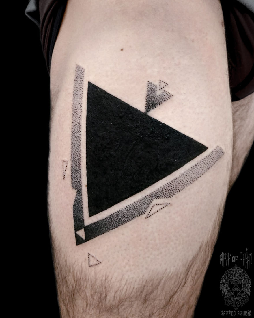 Татуировка мужская графика на бедре треугольник – Мастер тату: Николай Орф