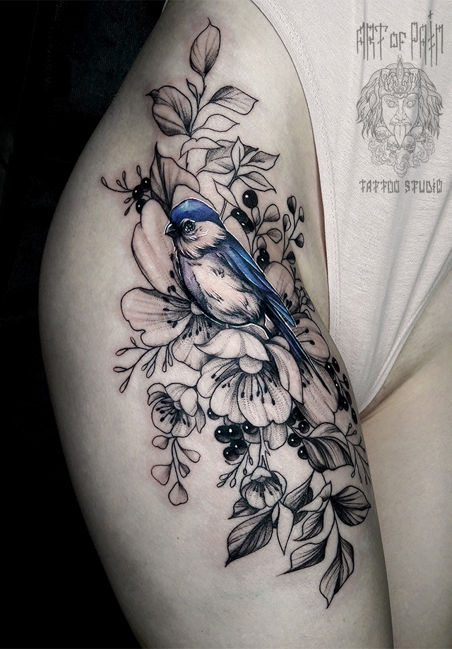Татуировка женская графика на бедре птица в цветах – Мастер тату: 