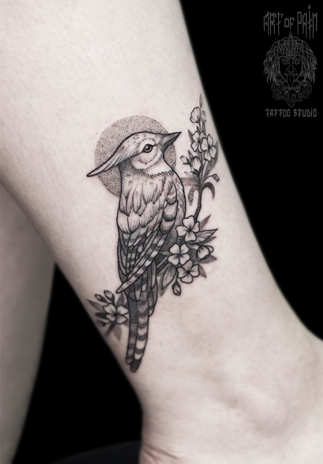 Татуировка женская графика на щиколотке птица с хохолком – Мастер тату: 