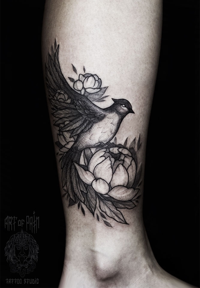 Татуировка женская графика на щиколотке птица – Мастер тату: 