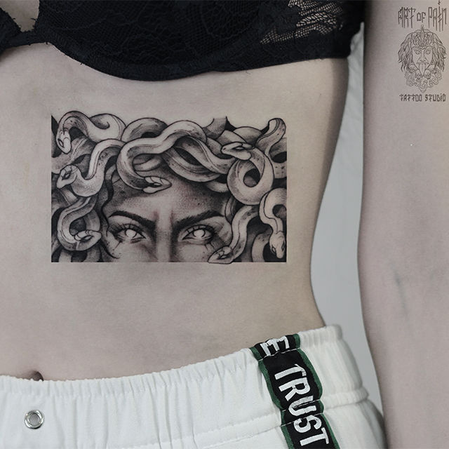 Татуировка женская графика на боку медуза горгона – Мастер тату: 