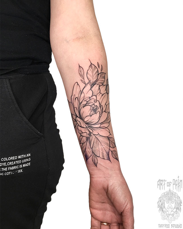 Татуировка женская графика на предплечье пион – Мастер тату: Максим Север
