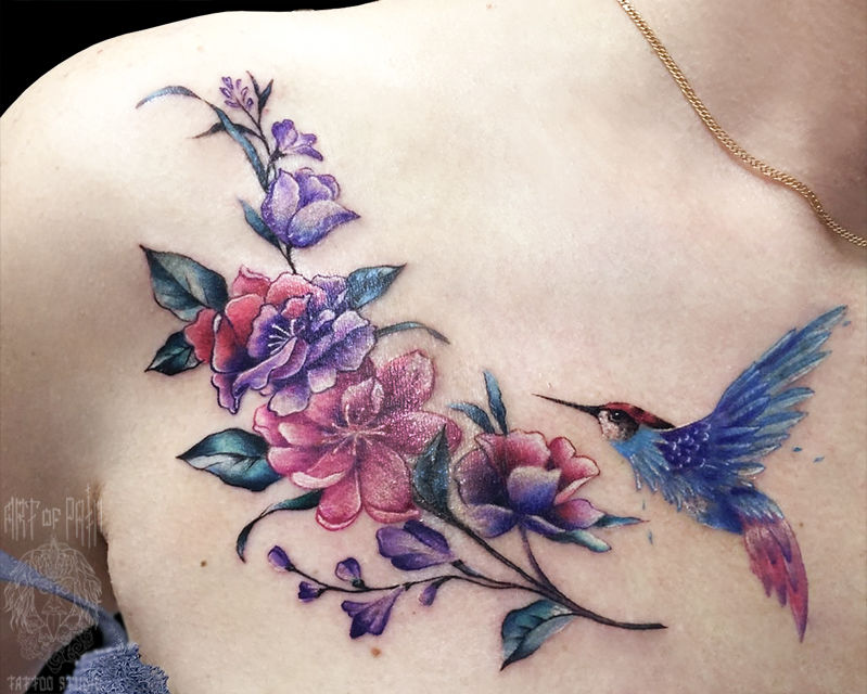Татуировка женская графика на ключице колибри и цветы – Мастер тату: Анастасия Родина