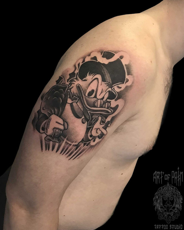 Татуировка мужская графика на плече Скрудж – Мастер тату: 