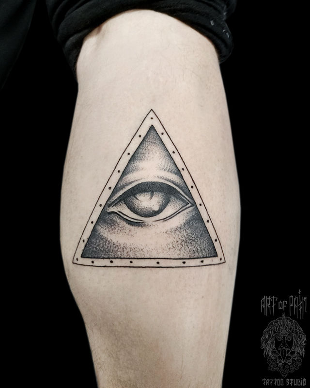 Татуировка мужская графика на голени масонский глаз – Мастер тату: Николай Орф