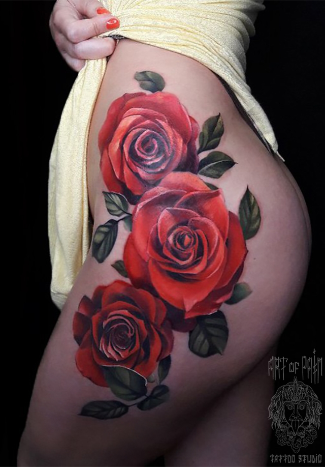 Татуировка женская реализм на бедре крупные красные розы – Мастер тату: 