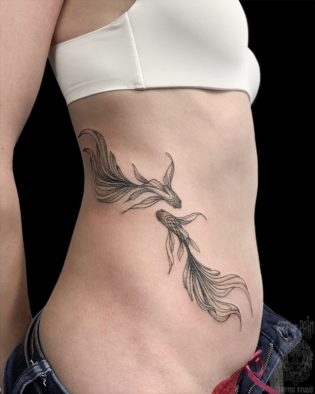 Татуировка женская графика на боку рыбы – Мастер тату: Мария Челнокова