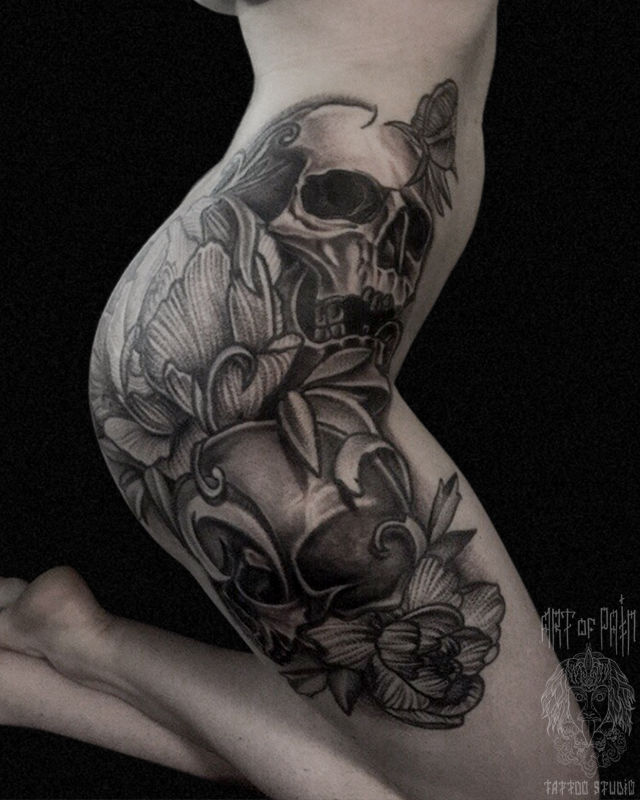 Татуировка женская графика на бедре черепа и цветы – Мастер тату: Юрий Хандрыкин