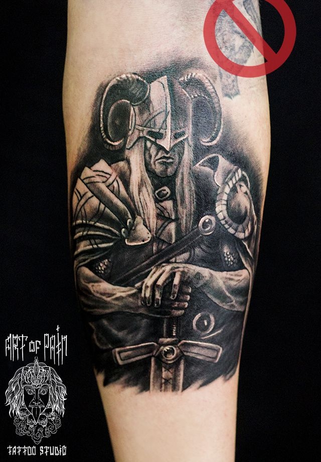 Татуировка мужская реализм на предплечье викинг в рогатом шлеме – Мастер тату: 