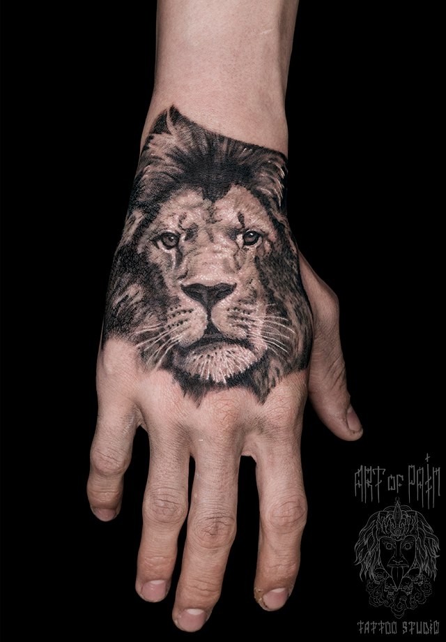  Татуировка мужская реализм на кисти лев – Мастер тату: 